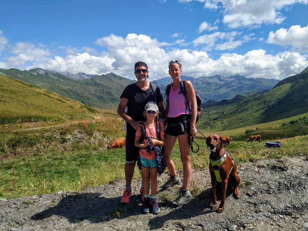 Famille et chien en randonnée