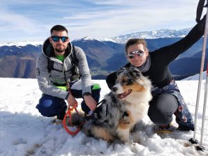 Chien et couple dans la neige