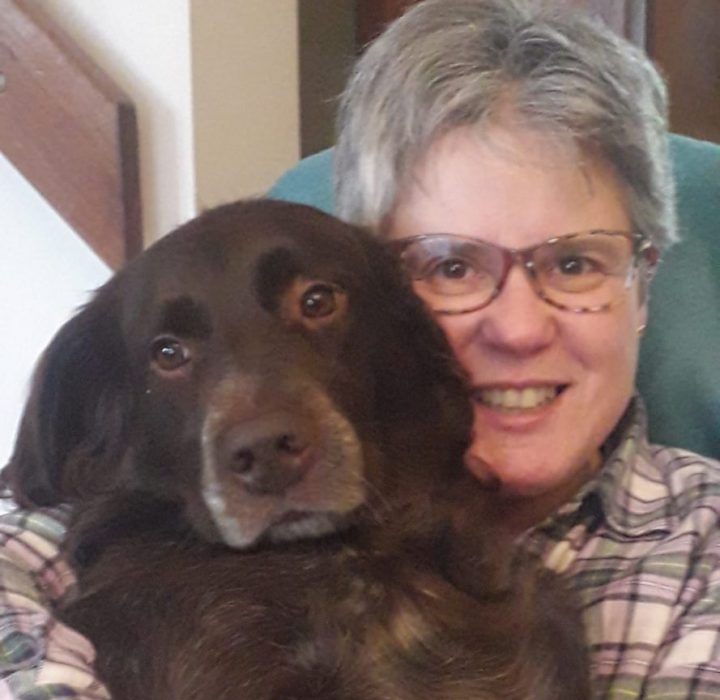 Catherine Malphettes pose avec son chien