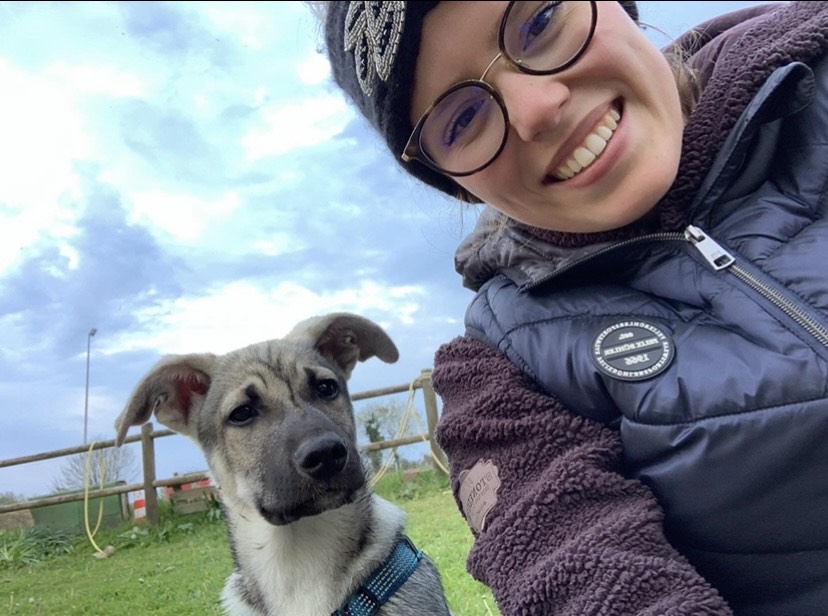 photo de Lenaïg interviewée dans l'article et de son chien