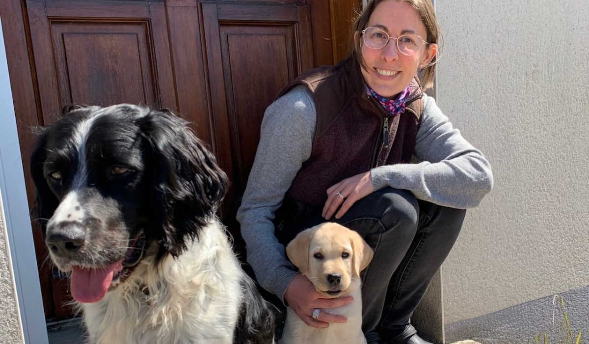 Aline Loock, assise avec ses chiens