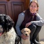 Aline Loock, assise avec ses chiens